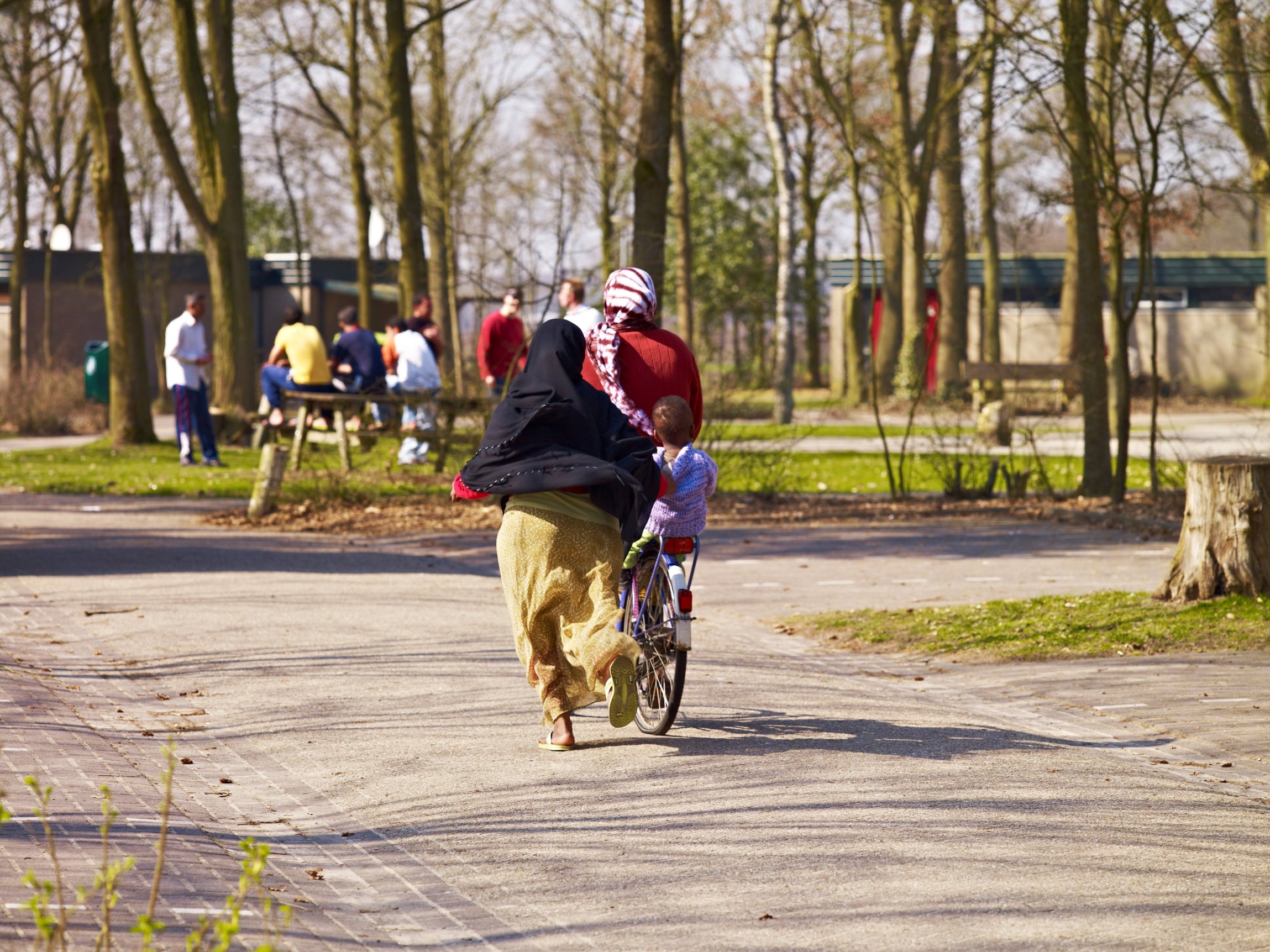 Vrouwen en kind op fiets