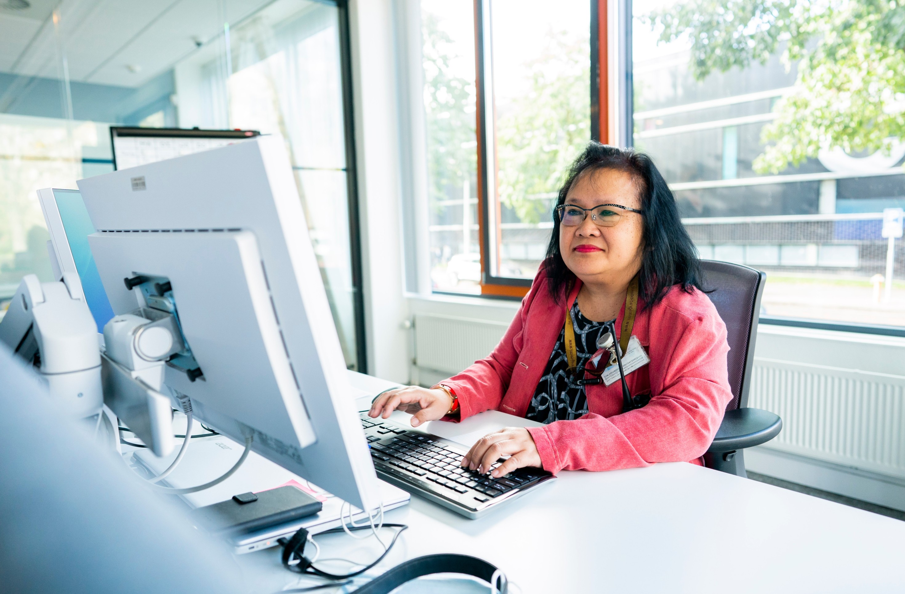 Medewerker achter computer