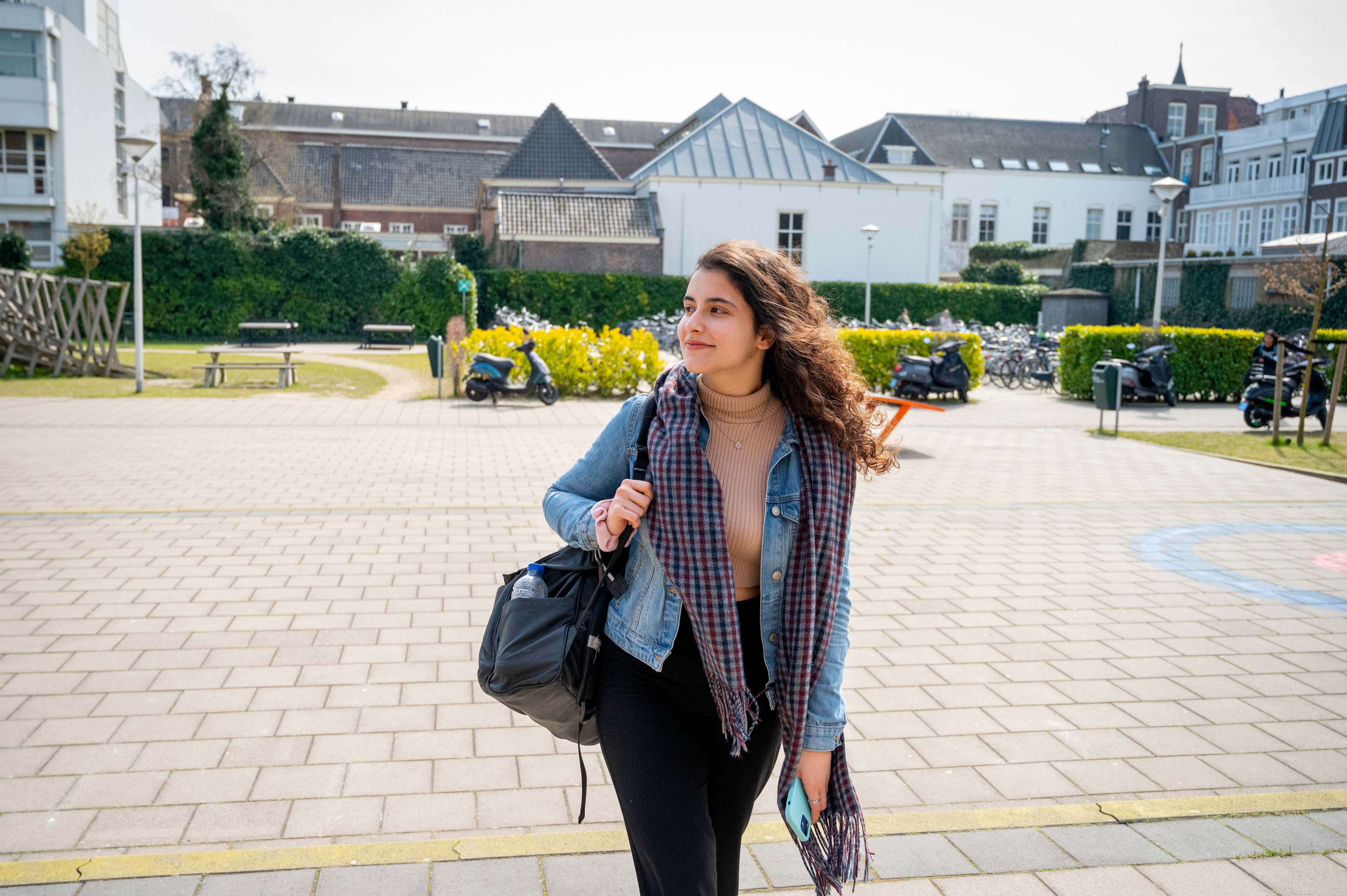 Student loopt over straat